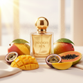 صورة منتج عطر شمس المانجو بخلفية مشمسة دافئة والاسم MANGO SUN على الزجاجة مع مانجو وفواكه استوائية طازجة